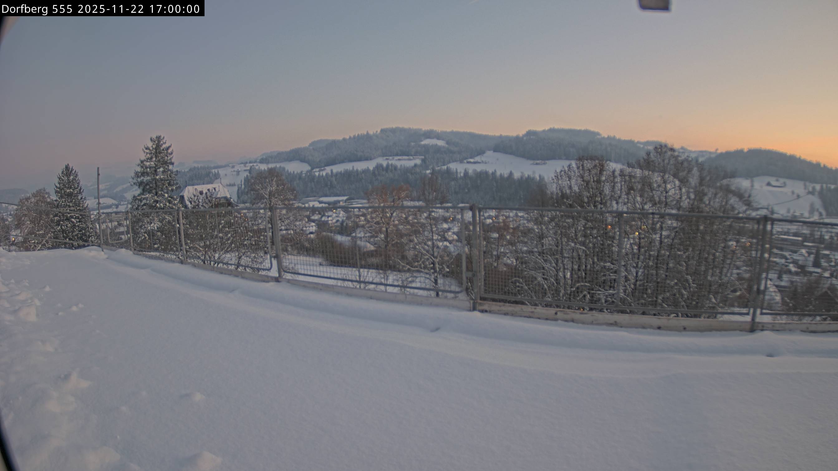 Webcam-Bild: Aussicht vom Dorfberg in Langnau 20251122-170000