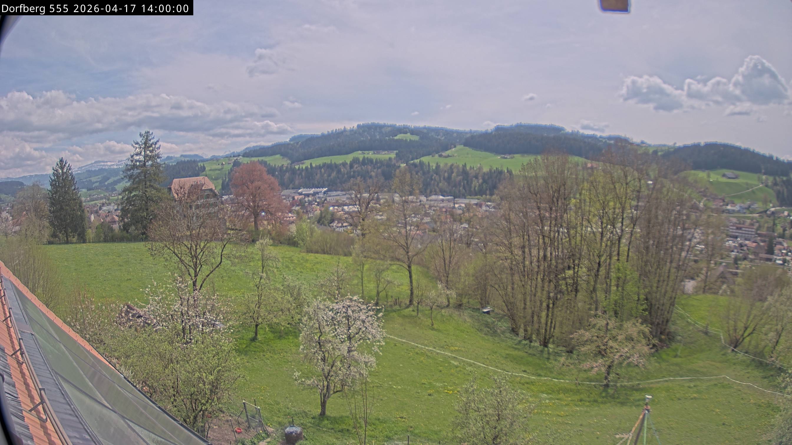 Webcam-Bild: Aussicht vom Dorfberg in Langnau 20260417-140000