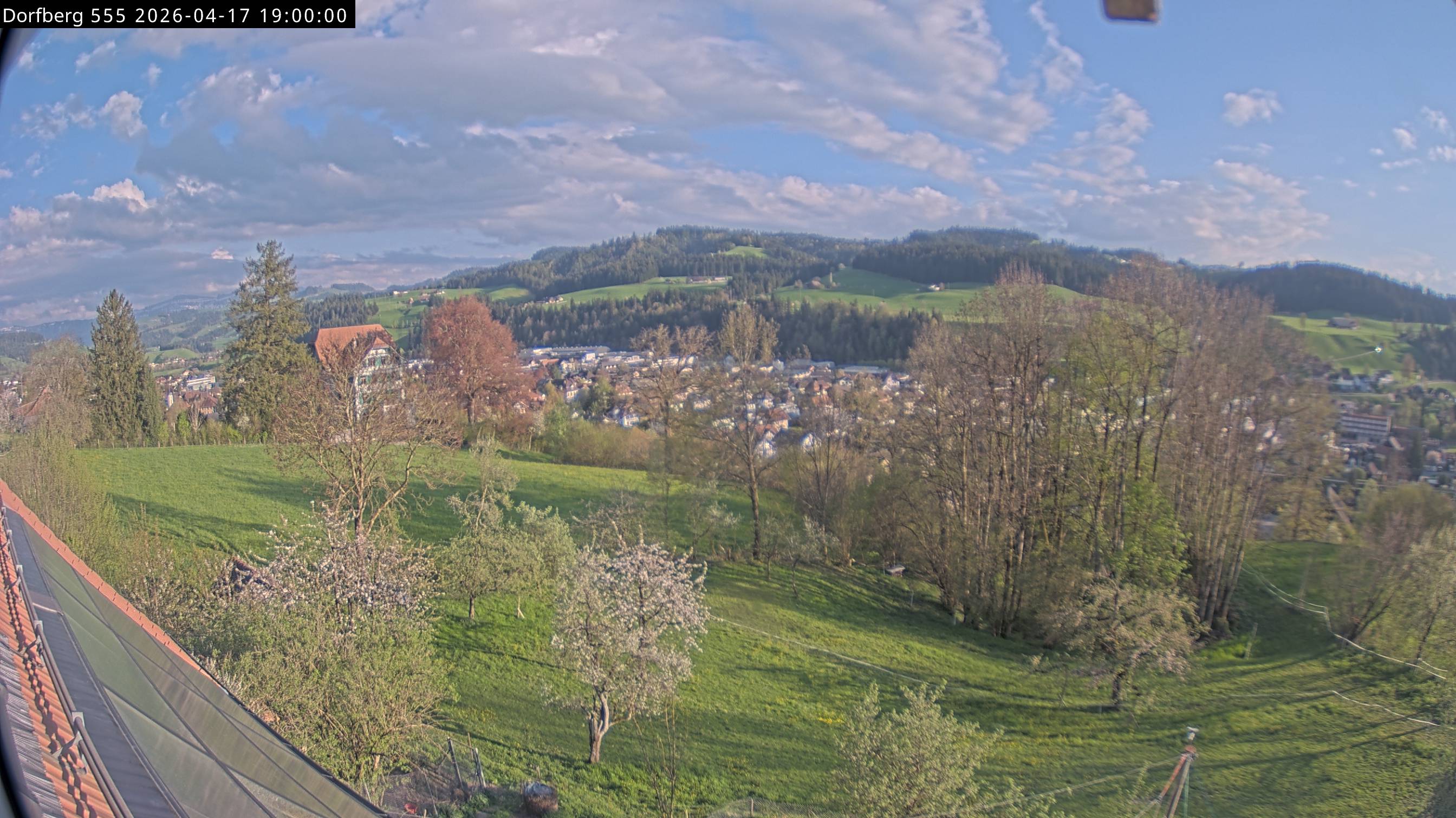 Webcam-Bild: Aussicht vom Dorfberg in Langnau 20260417-190000