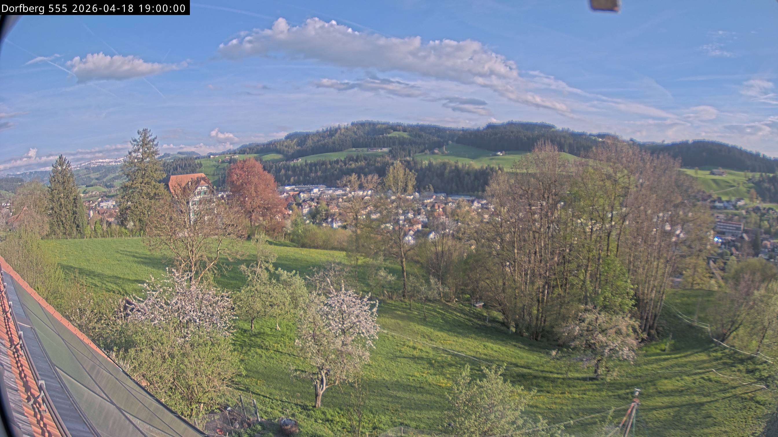 Webcam-Bild: Aussicht vom Dorfberg in Langnau 20260418-190000