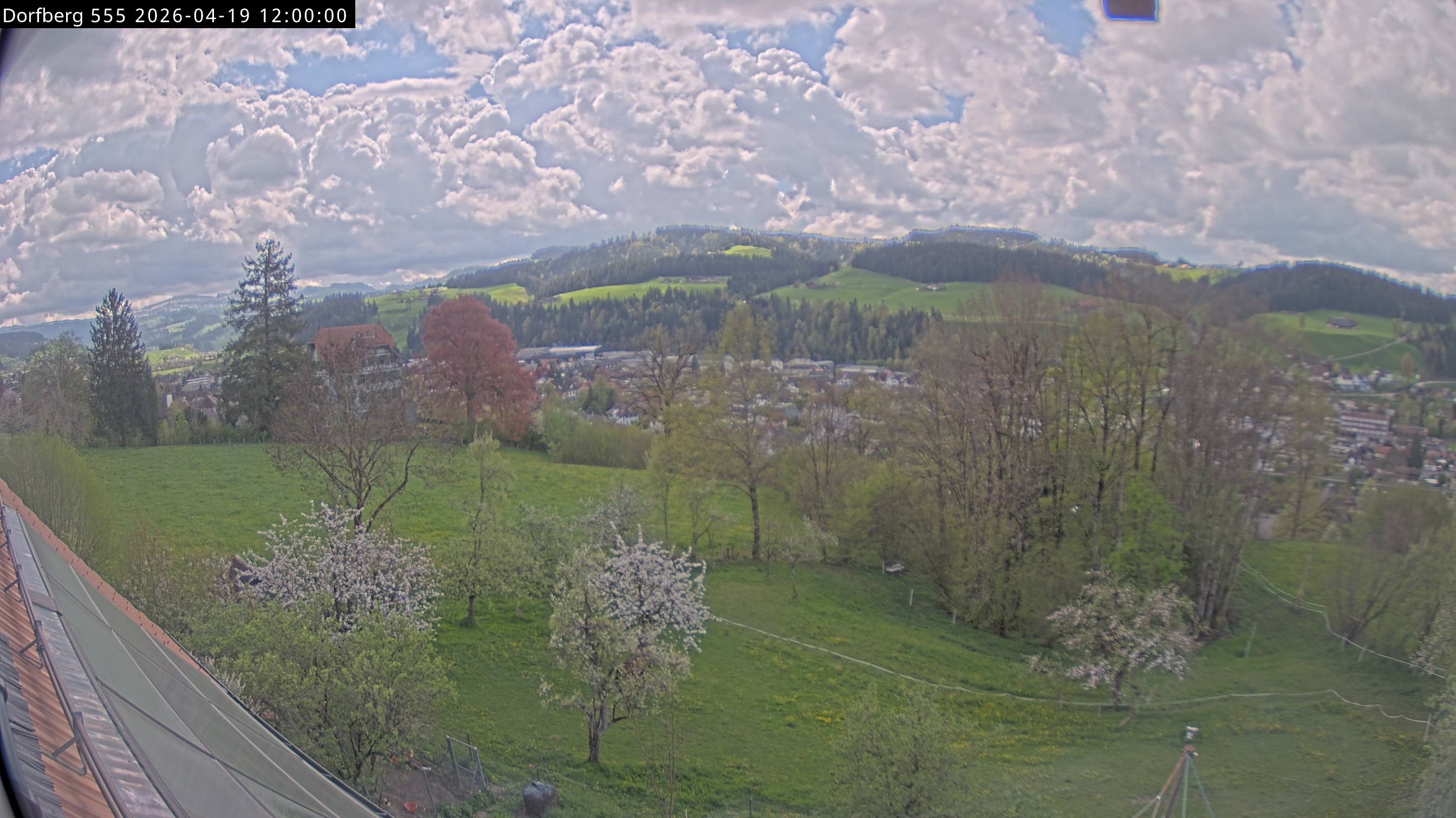 Webcam-Bild: Aussicht vom Dorfberg in Langnau 20260419-120000