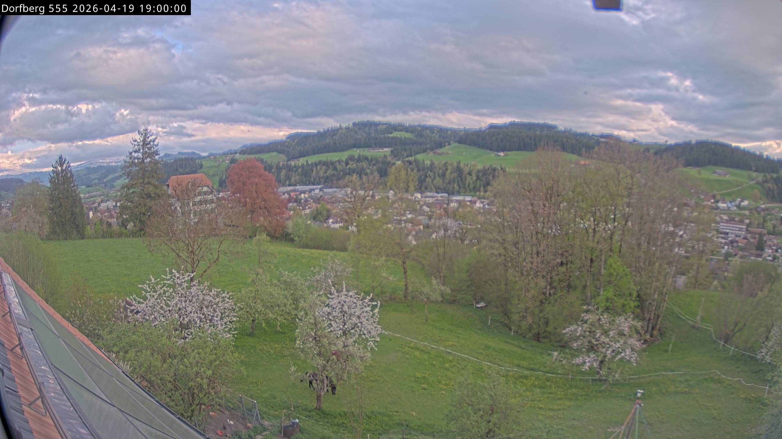 Webcam-Bild: Aussicht vom Dorfberg in Langnau 20260419-190000