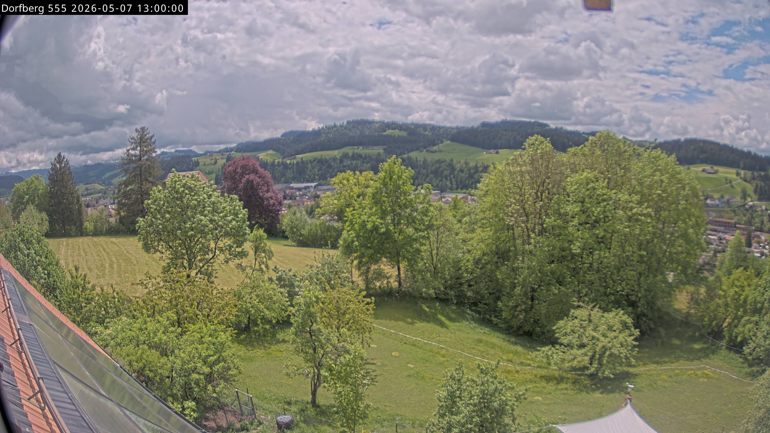 Webcam-Bild: Aussicht vom Dorfberg in Langnau 20260507-130000
