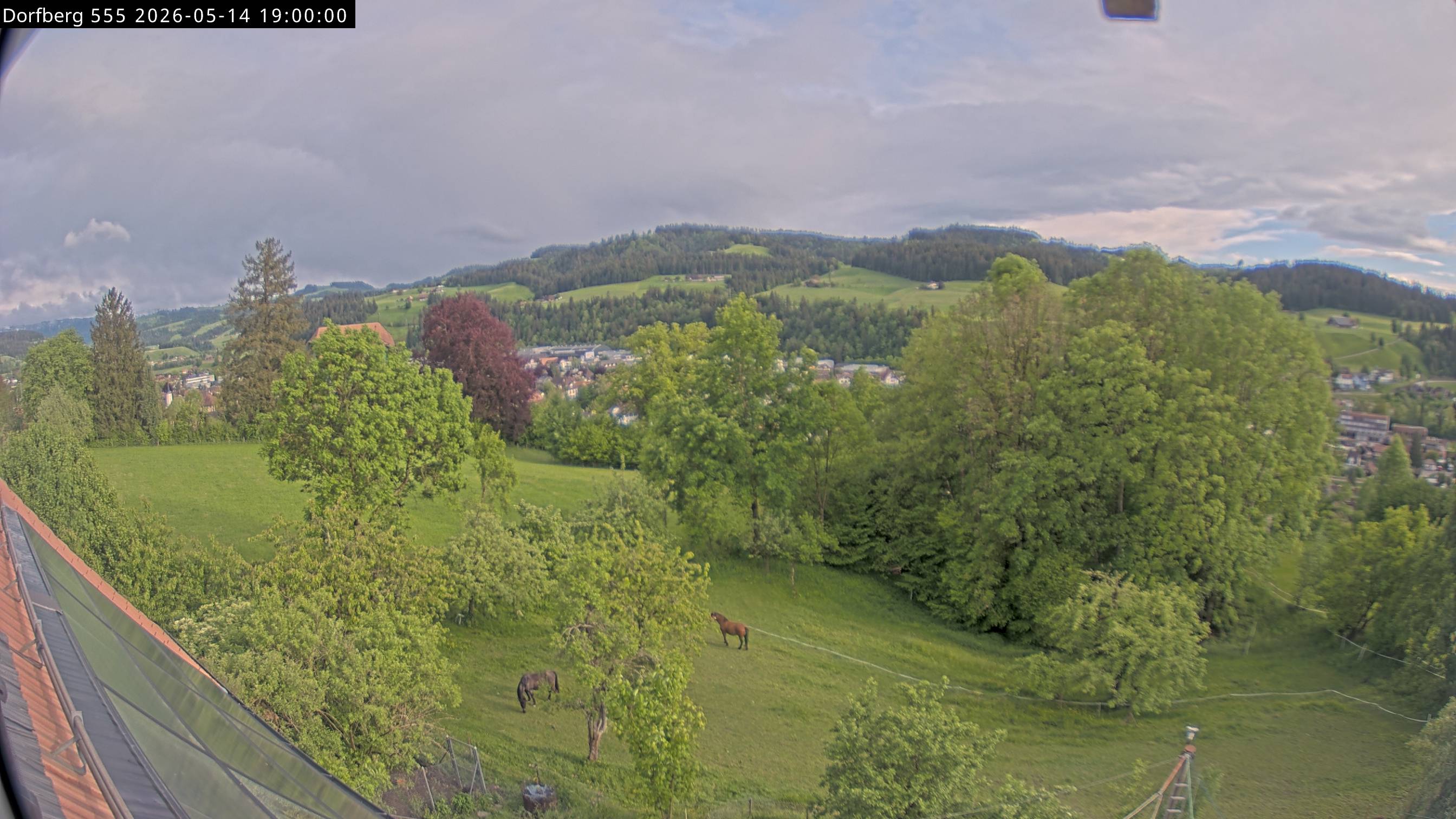 Webcam-Bild: Aussicht vom Dorfberg in Langnau 20260514-190000