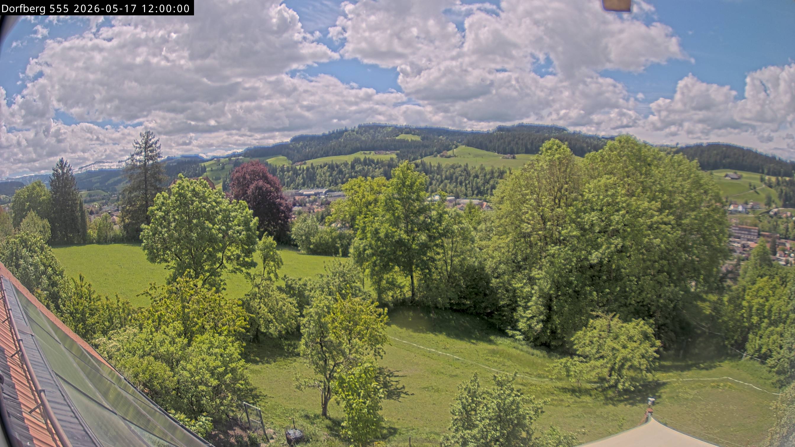 Webcam-Bild: Aussicht vom Dorfberg in Langnau 20260517-120000
