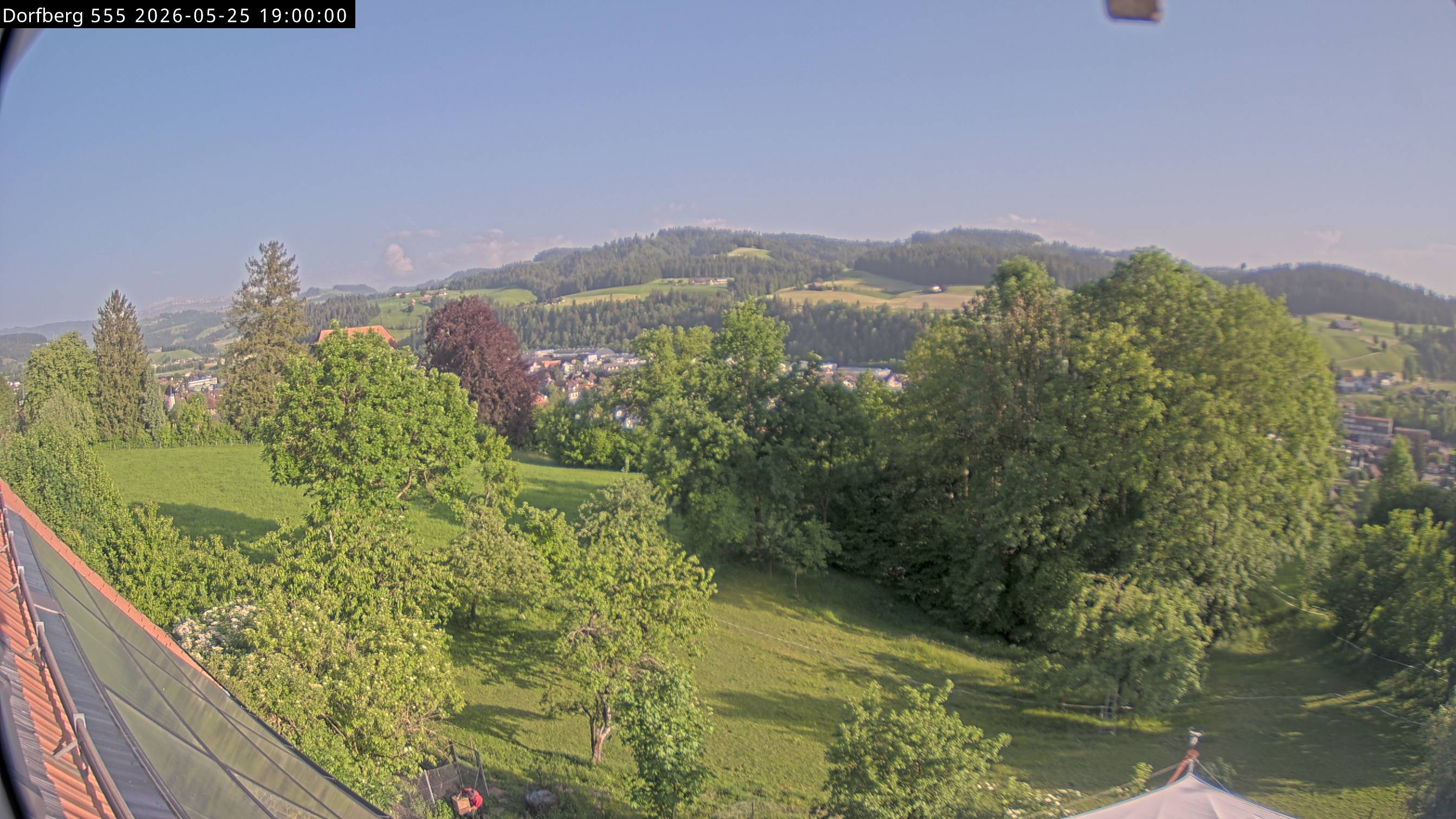 Webcam-Bild: Aussicht vom Dorfberg in Langnau 20260525-190000