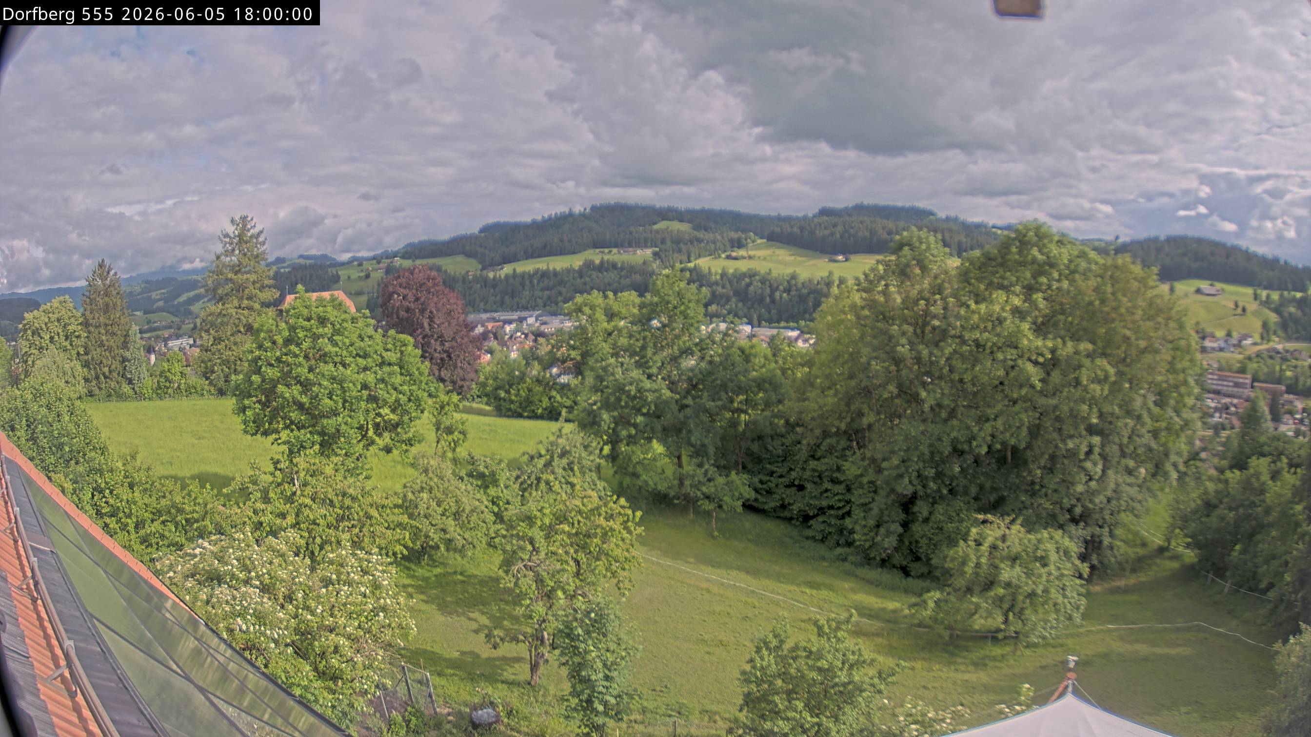 Webcam-Bild: Aussicht vom Dorfberg in Langnau 20260605-180000