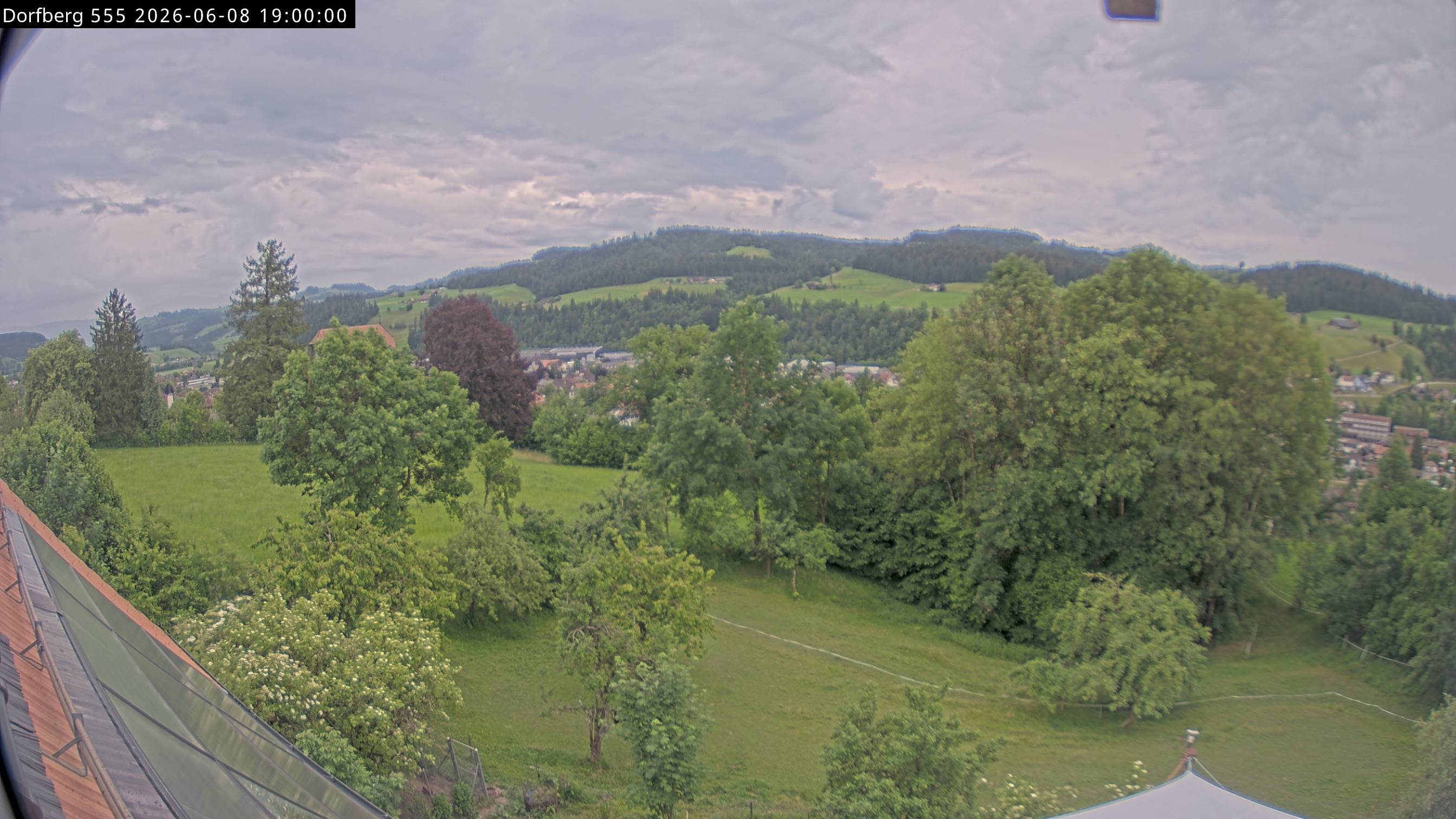 Webcam-Bild: Aussicht vom Dorfberg in Langnau 20260608-190000
