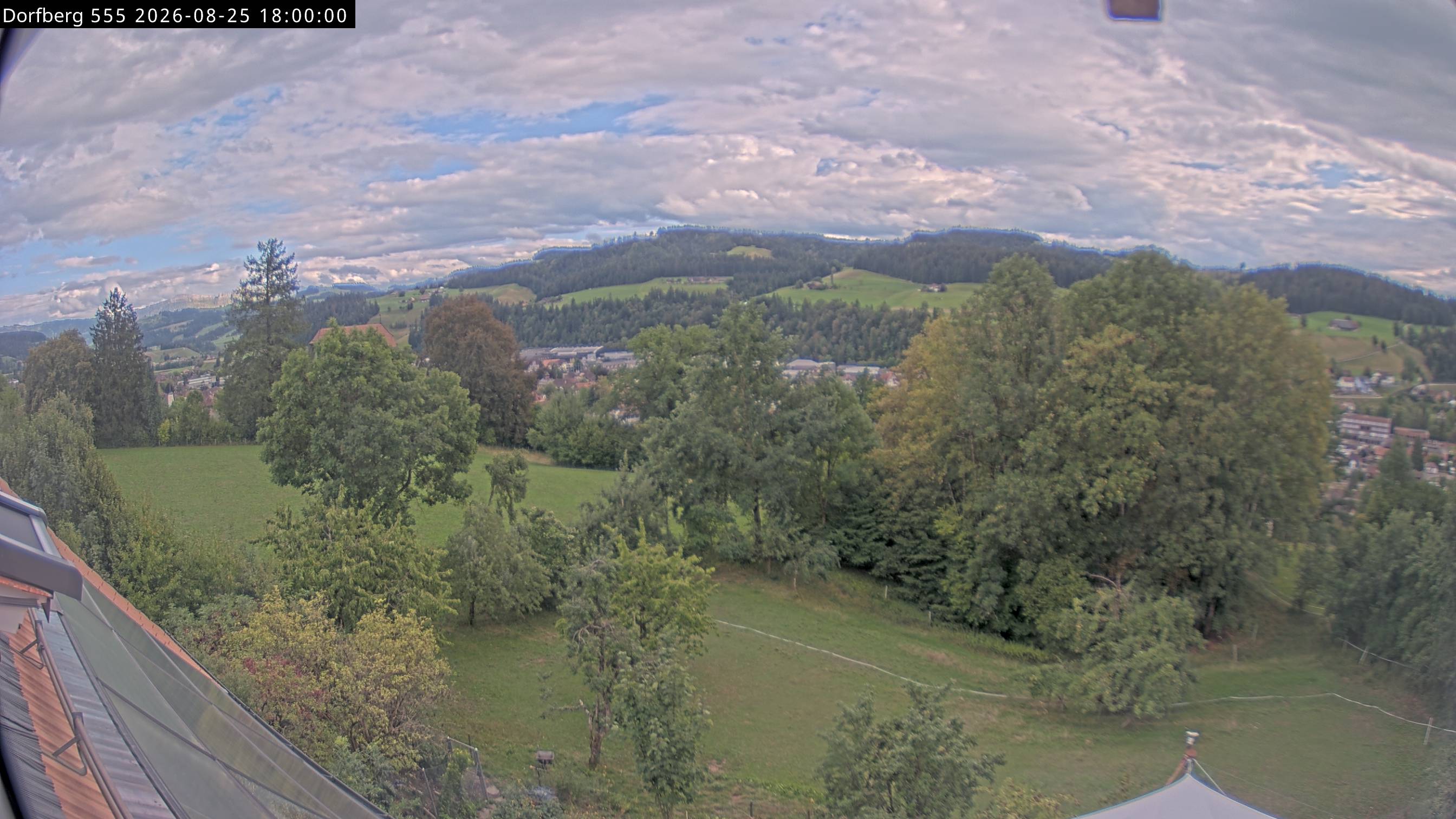 Webcam-Bild: Aussicht vom Dorfberg in Langnau 20260825-180000