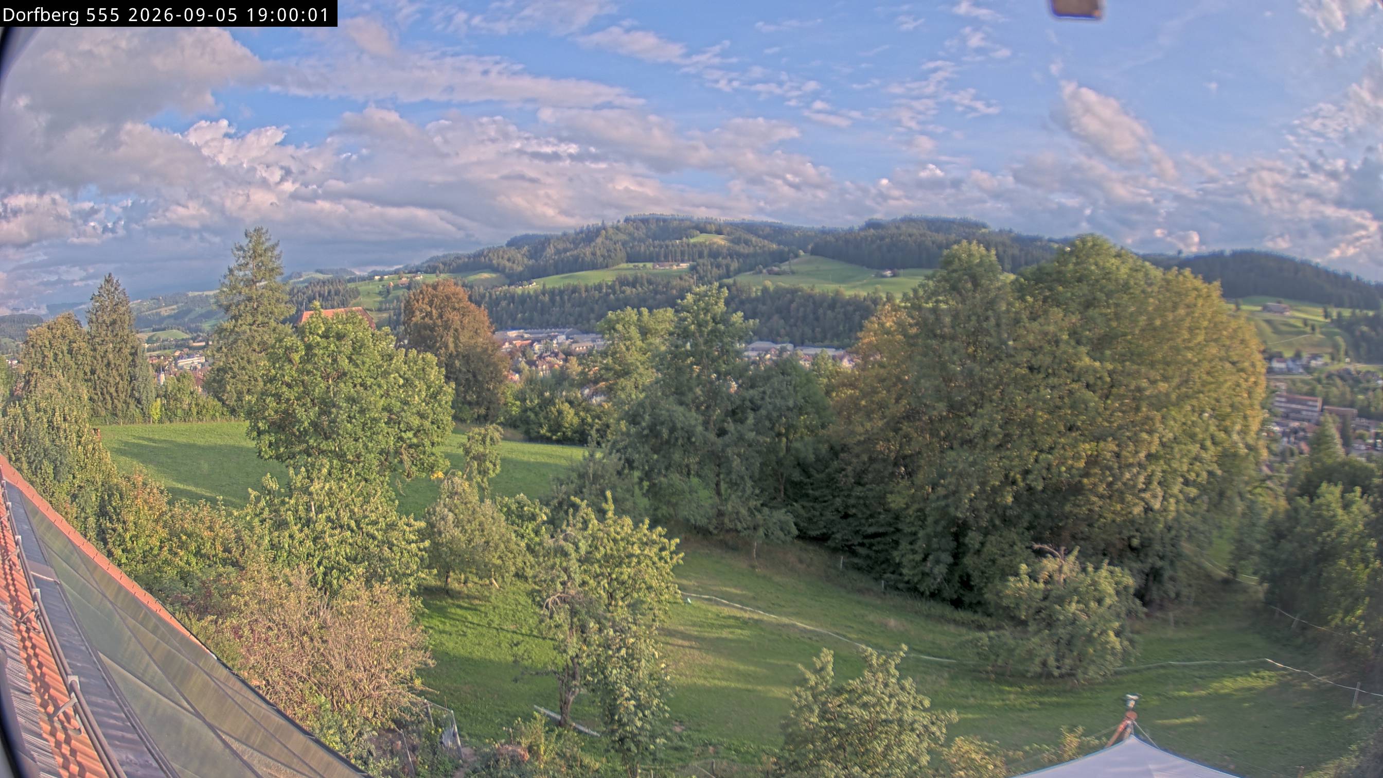Webcam-Bild: Aussicht vom Dorfberg in Langnau 20260905-190000
