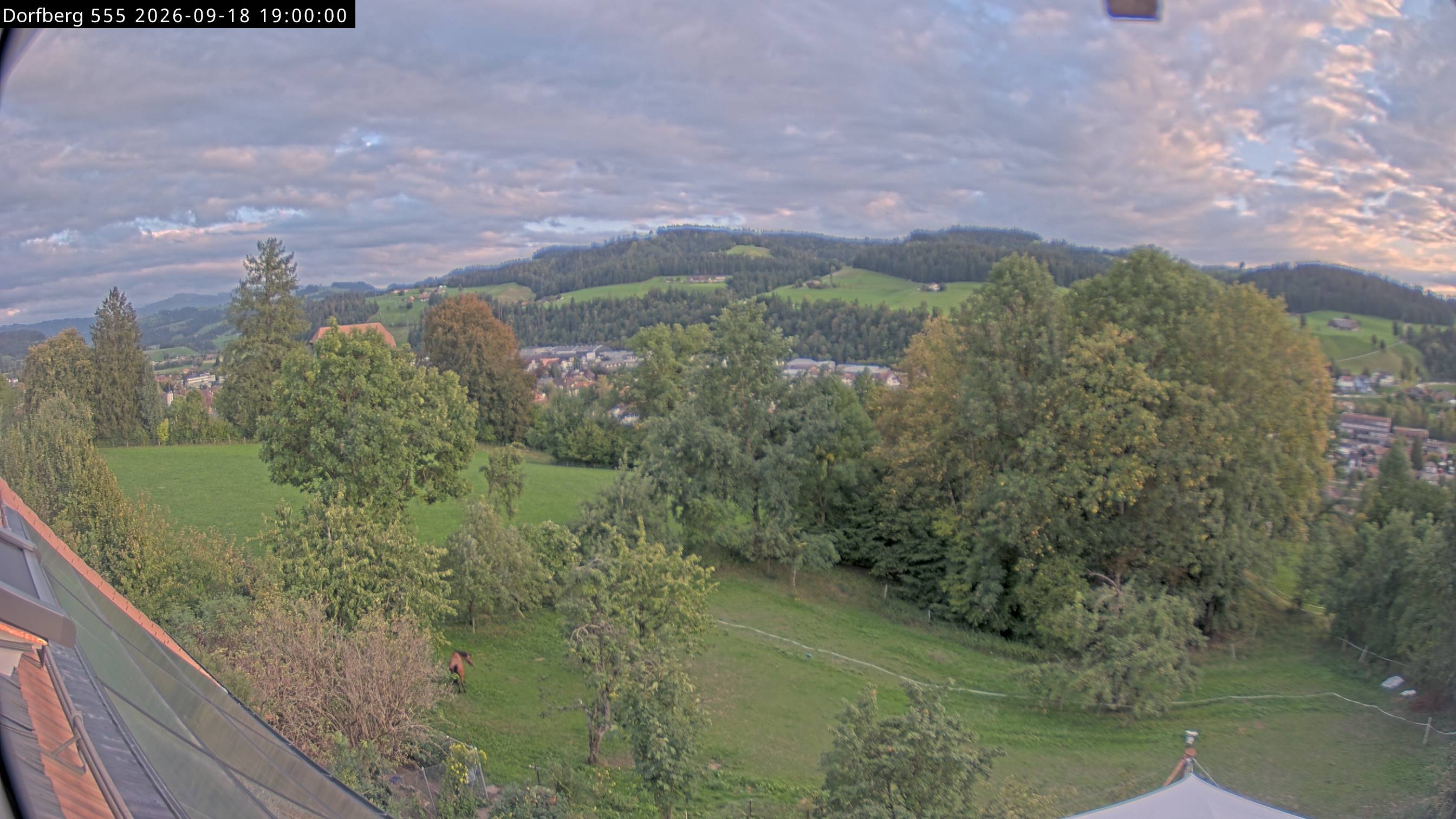 Webcam-Bild: Aussicht vom Dorfberg in Langnau 20260918-190000