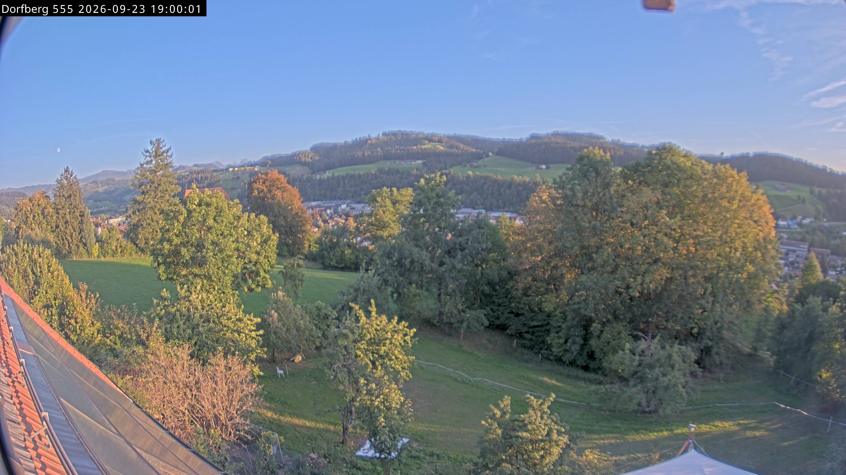 Webcam-Bild: Aussicht vom Dorfberg in Langnau 20260923-190000
