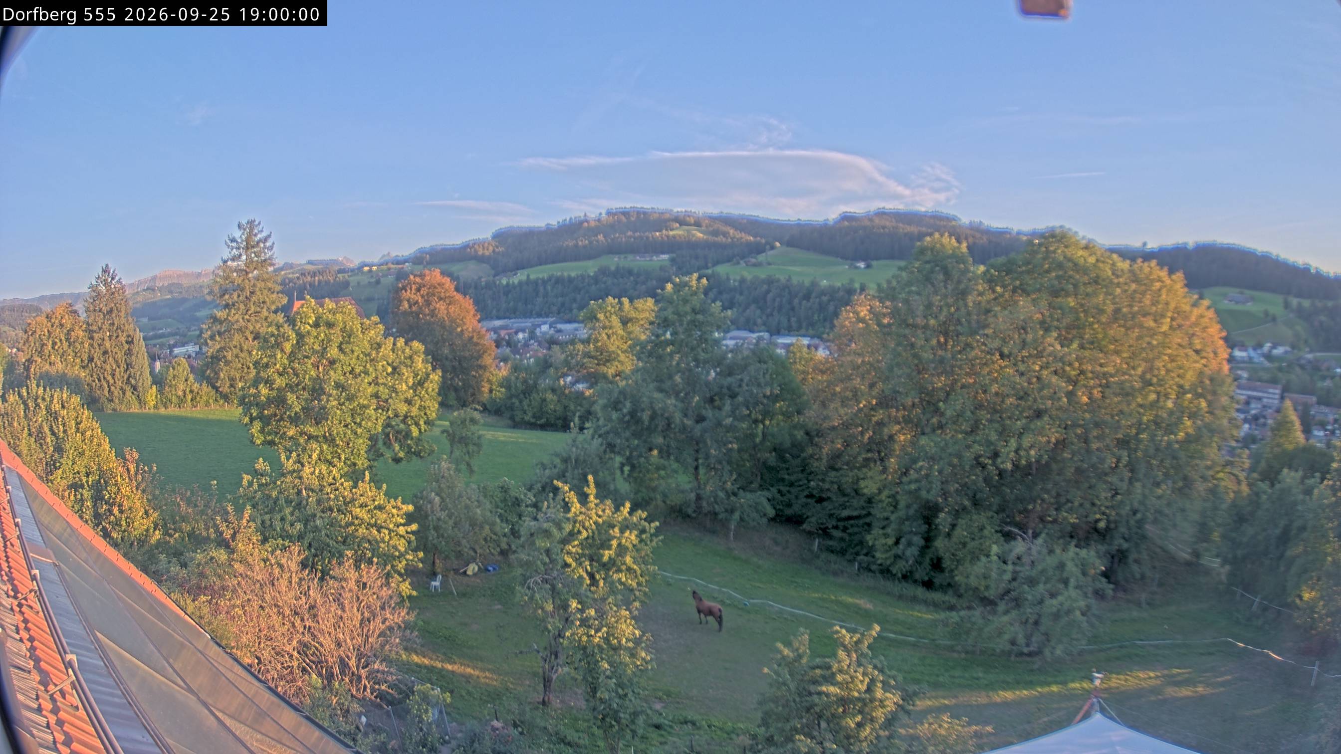 Webcam-Bild: Aussicht vom Dorfberg in Langnau 20260925-190000