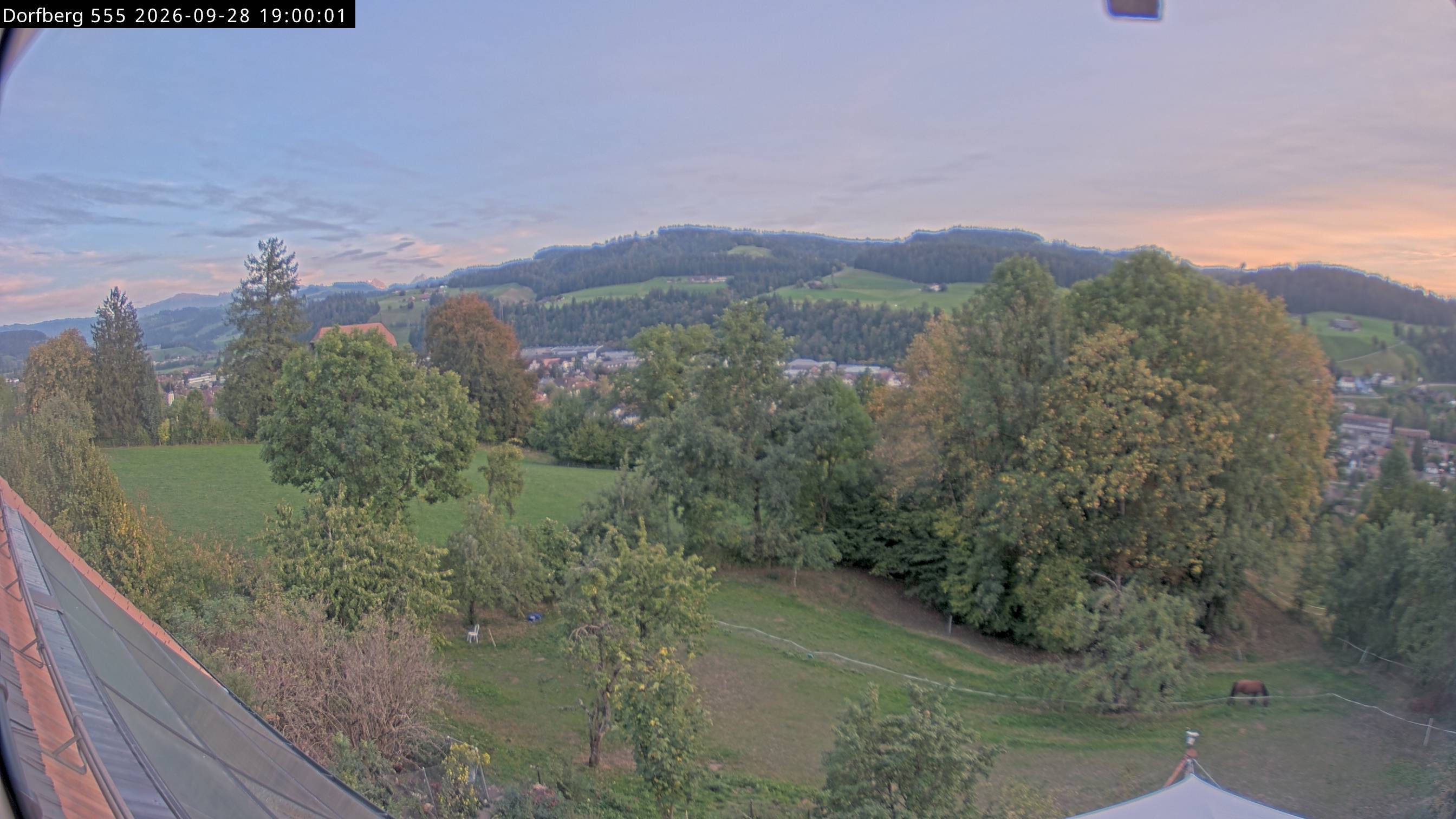 Webcam-Bild: Aussicht vom Dorfberg in Langnau 20260928-190000