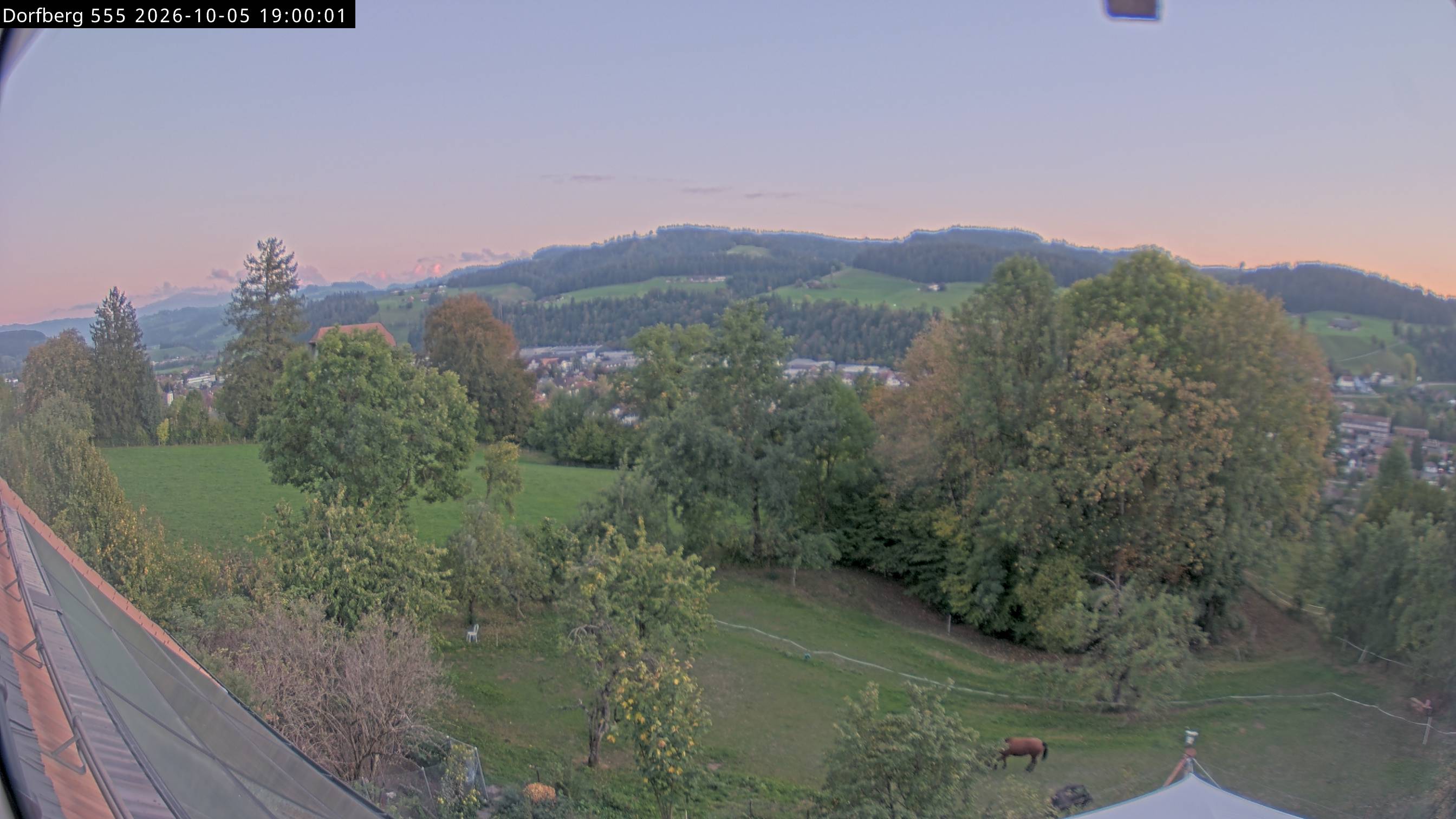 Webcam-Bild: Aussicht vom Dorfberg in Langnau 20261005-190000