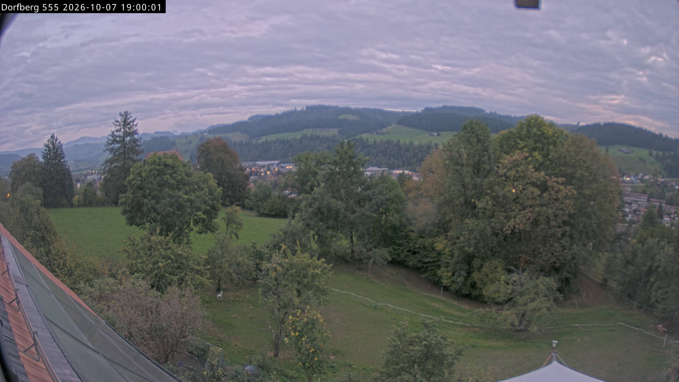Webcam-Bild: Aussicht vom Dorfberg in Langnau 20261007-190000